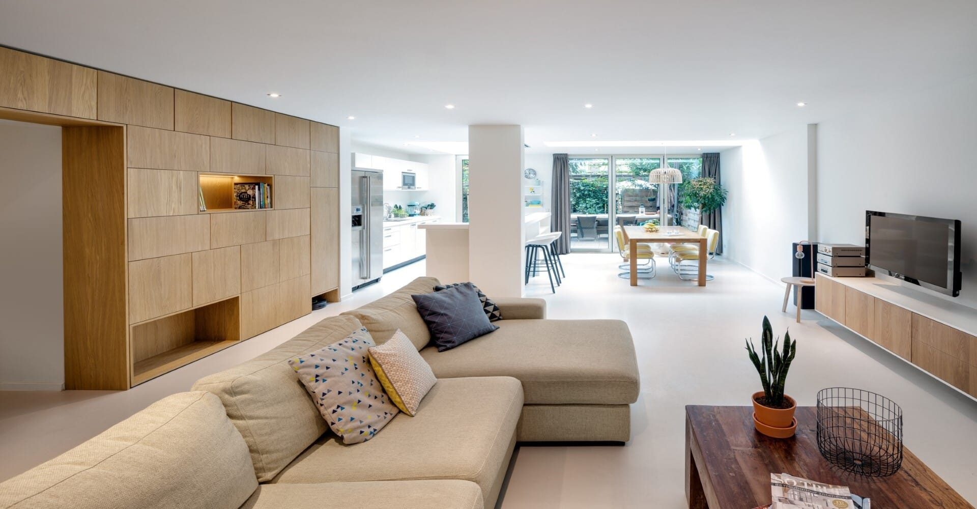 Gietvloer in een woning met veel lichtinval