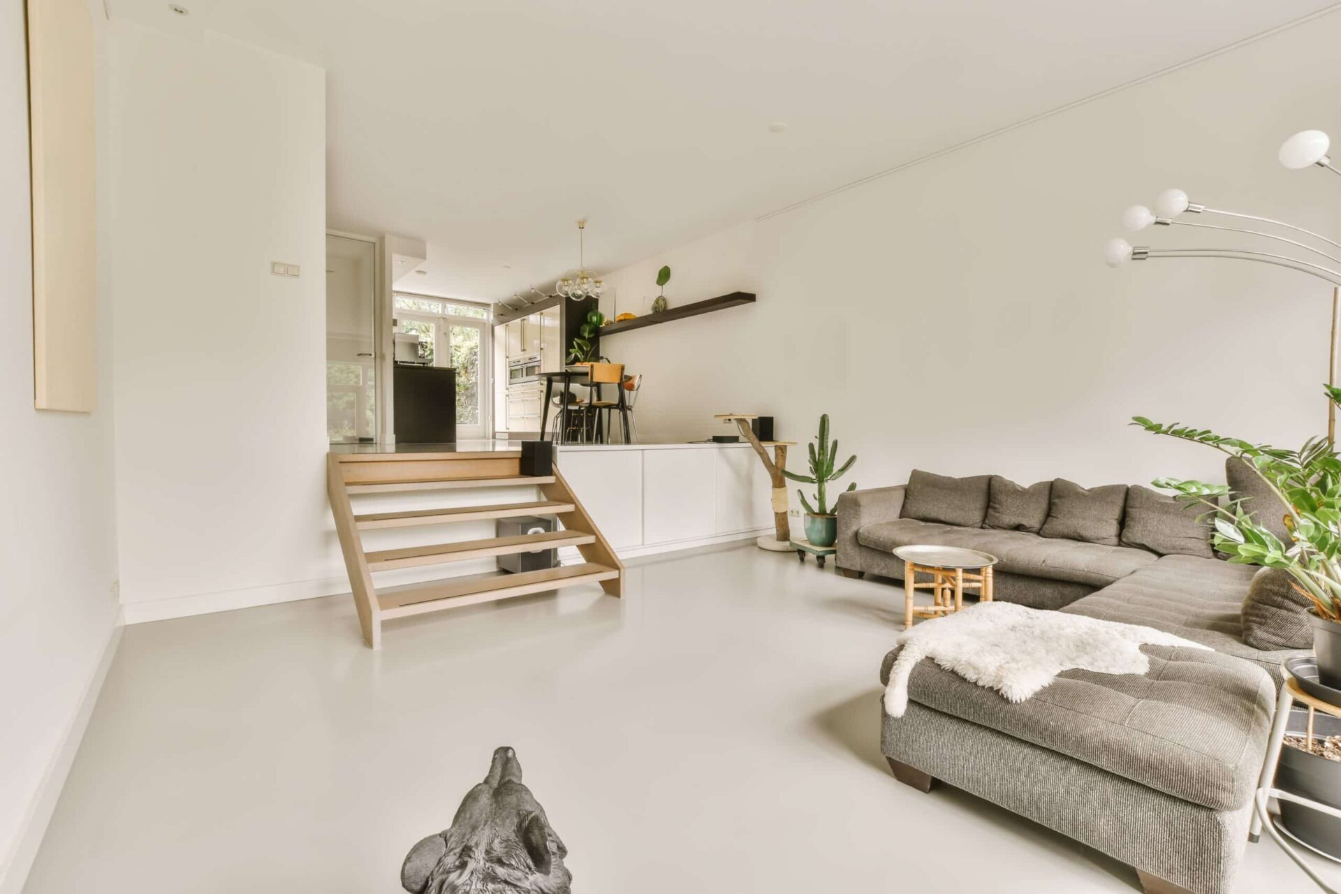 Moderne woonkamer met een strakke gietvloer in project Turfspoor.