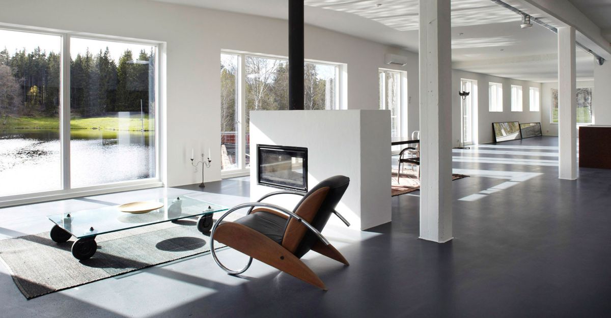Microcement vloer geplaatst in een woonkamer